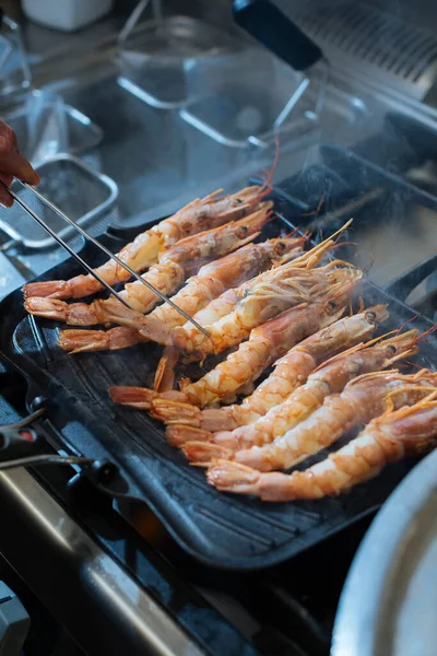 Venedik restoranı karides ya da Norveç ıstakozu pişiriyor.