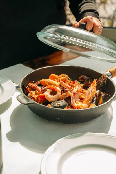 Venedik restoranı karides ya da Norveç ıstakozu pişiriyor.