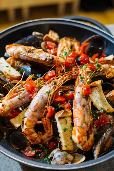 Venedik restoranı karides ya da Norveç ıstakozu pişiriyor.