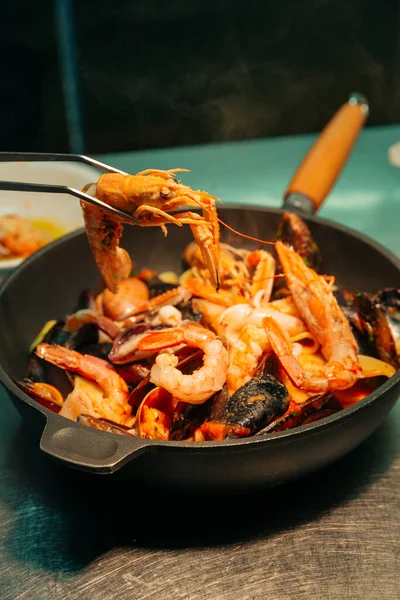Restaurante veneziano cozinhar scampi ou lagosta da Noruega — Fotografia de Stock