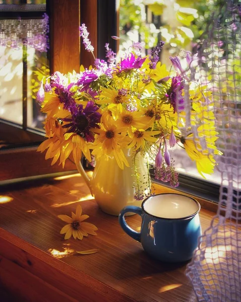 黄色い秋の花束が窓の上のジャグに — ストック写真