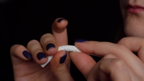 Holka Rozbije Cigaretu Vejpůl Metafora Jak Ukázat Odmítnutí Špatného Návyku — Stock video