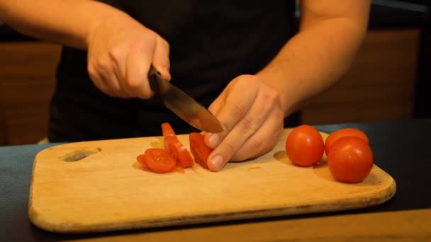 Hombre Corta Tomates Cherry Con Cuchillo Cocina Luz Amarilla Cálida — Vídeos de Stock