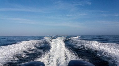 Espuma de mar dejada por bote