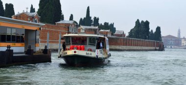 Venedik, İtalya - 23 Eylül 2017: Cimitero vaporetto su otobüsü mezarlık adasına yaklaşıyor. 