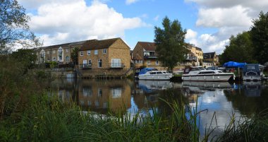 St. NEOTS, CAMBRIDGESHIRE, İngiltere - Ekim 04, 2021: Riverside evleri ve tekne nehri Ouse St Neots Cambridgeshire. 