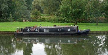 St. NEOTS, CAMBRIDGESHIRE, İngiltere - 08 Ekim 2021: St. Neots Cambridgeshire 'daki Ouse Nehri' ne demirlemiş dar bir tekne 