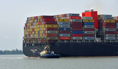 FELIXSTOWE, SUFFOLK, ENGLAND- 28 Mayıs 2021: Maersk Edirne konteynır gemisi Felixstowe limanında römorkör tarafından döndürülüyor.