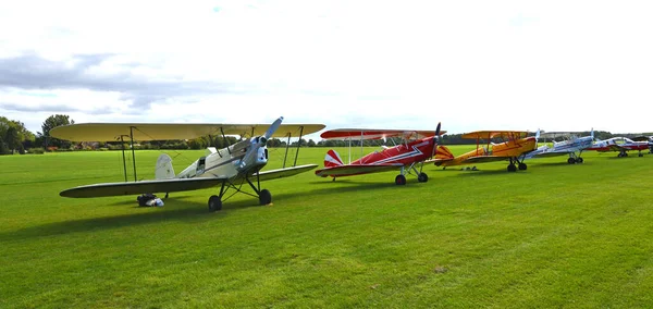 Ickwell Bedfordshire England 2020年9月6日 青い空と雲のある滑走路草の上の4つのヴィンテージスタンプ複葉機 — ストック写真