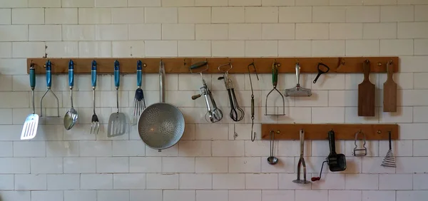 Old Cooking Utensils Hanging White Tiled Kitchen Wall — Stock Photo, Image