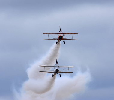 Küçük Gransden, CAMBRIDGESHIRE, İNGİLTAN - 29 AĞUSTOS 2021: Aerosuperbantics kanat yürüyen iki uçak.