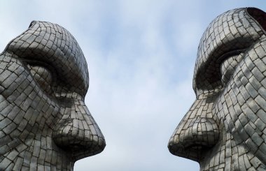 BEDFORD, BEDFORDSHIRE, İngiltere - 15 Ekim 2021: Bedford 'un merkezinde Paslanmaz Çelik' ten yapılmış kamu sanatı büyük yüzler