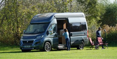 St. NEOTS, CAMBRIDGESHIRE, İngiltere - 15 EKİM 2021: Oto-raylı Campervan olay yerine gitmek için toplanıyor.