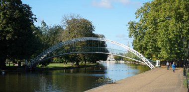 BEDFORD, BEDFORDSHIRE, İngiltere - 15 Ekim 2021: Bedford nehir parkındaki Ouse nehri üzerindeki eski yaya köprüsü