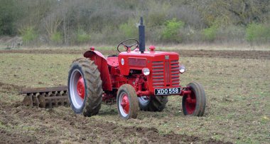 St. NEOTS, CAMBRIDGESHIRE, İngiltere - 19 Mart 2017: 1960 Uluslararası Vintage traktörü sabanla sahada 