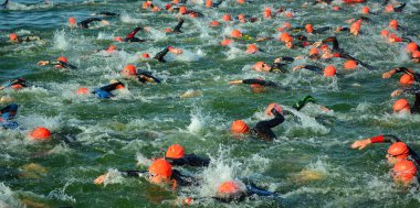 Grafham, Cambridgeshire, İngiltere - 06 Ağustos 2017: Yarışmacı triatlon Yüzme aşamasında başlayan su içinde,