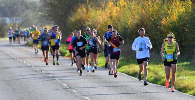 St. NEOTS, CAMBRIDGESHIRE, İngiltere 21 Kasım 2021: St Neots Yarı Maratonu 'nda koşucular