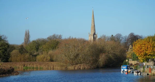 聖イヴス教会とリバーハウス Cambridgeshire — ストック写真