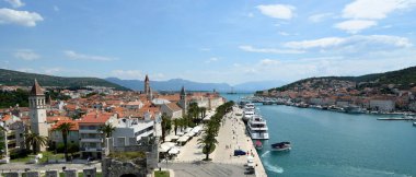 Iovo Hırvatistan adasına giden su yolu ve köprüsü olan Trogir.