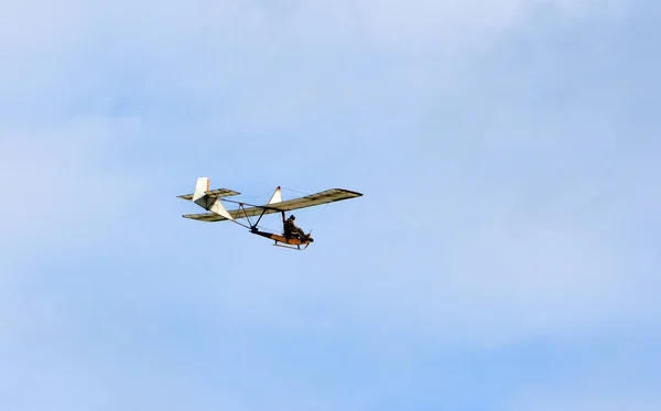 老旧的施耐德滑翔机在蓝色的天空和云彩中飞行 — 图库照片