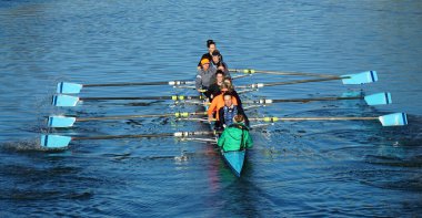 St. NEOTS, CAMBRIDGESHIRE, İngiltere 22 HAZİRAN 2022: Ouse Nehri 'nde Bayanlar Sekiz Kürek Takımı antrenmanı.