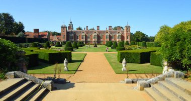 Blickling Hall garaj yolu ve Norfolk İngiltere bahçeleri.