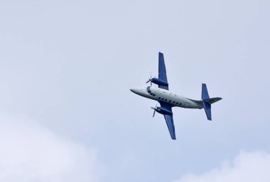 ICKwell, BEDFORDSHIRE, ENGLAND - Haziran 06, 2021: Mavi gökyüzü ve bulutlarda uçmakta olan İngiliz Havacılık Jetstream uçakları.