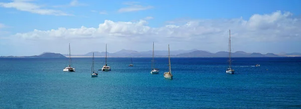Ocean Panorama Yachts Med Norra Kusten Fuerteventura Och Lobos Bakgrunden — Stockfoto