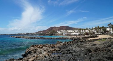 Playa Blanca sahil önü ve Flamingo plajı Lanzarote 'nin batı yakasının panoraması..