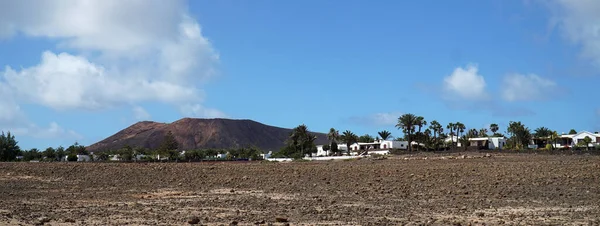 Lanzarote Landskap Med Villor Berg Och Blå Himmel — Stockfoto