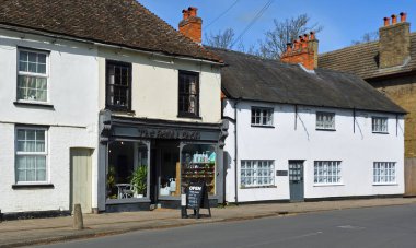 St.NEOTS, CAMBRIDGESHIRE, ENGLAND - Nisan 09, 2022: St Neots Yenileme Dükkanı sıfır atık, plastiksiz, tam gıda, malzemeler ve St. Marys Caddesi Eynesbury 'deki yerli ürünler mağazası