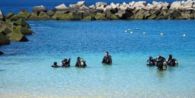 PLAYA BLANCA, LANZAROTE, İspanya - 21 Mart 2022: Tüple dalış dersi alan bir grup insan.