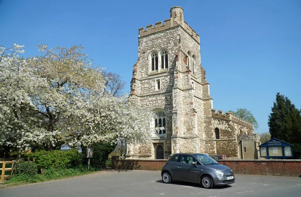 HENLOW, BEDFORDSHIRE, ENGLAND - 16 Nisan 2022: Fiat 500 Henlow Kilisesi 'nin önünde çiçek açmış bir ağaçla park edilmiş.