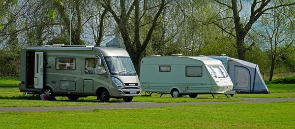 St. NEOTS, CAMBRIDGESHIRE, İngiltere - 18 Nisan 2022: Hymer kampı karavanı ve kamptaki çadır.