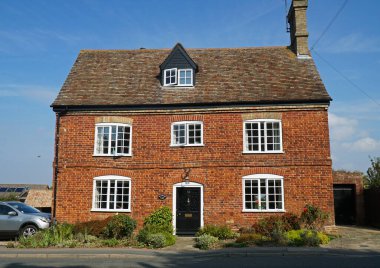 ABBOTSLEY, CAMBRIDGESHIRE, İngiltere - 18 Eylül 2021: güzel eski çift önlü kırmızı tuğla ev.