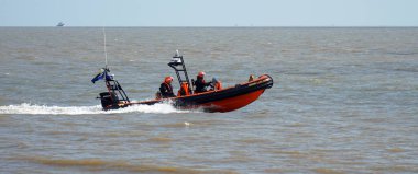 FELIXSTOWE, SUFFOLK, İngiltere - 30 NİSAN 2022: Felixstowe 'da devriye gezen mürettebatla birlikte kıyı kurtarma botu.