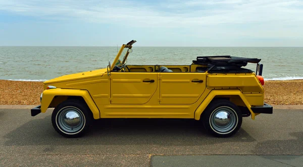 Felixstowe Suffolk England May 2022 Classic Yellow Safari Parked Seafront — стоковое фото