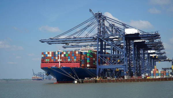 Container Ship Being Loaded Unloaded Felixstowe Docks Suffolk England — Fotografia de Stock