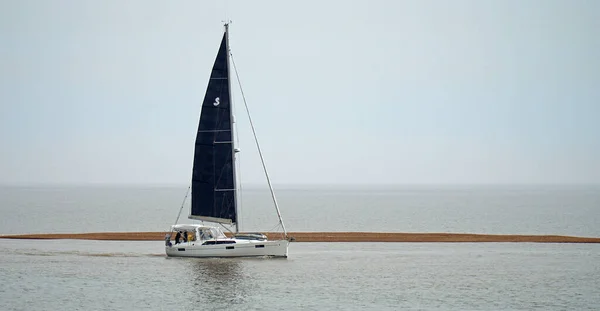 Felixstowe Suffolk England May 2022 Modern Sailing Yacht Eatuary River — стоковое фото