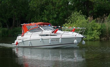 St. NEOTS, CAMBRIDGESHIRE, İNGİLTAN - HAZİRAN 03, 2022: Kambridgeshire 'deki Ouse Nehri üzerinde Nehir kruvazörü zevk gemisi