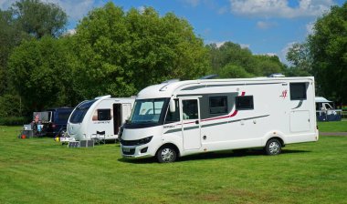 St. NEOTS, CAMBRIDGESHIRE, İNGİLTAN - 7 Haziran 2022 Rapido Motorevi ve Karavan - Kamp alanına park etmiş bir karavan.