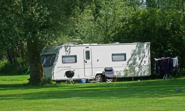 St. NEOTS, CAMBRIDGESHIRE, İngiltere - 7 Haziran 2022: Senator Series 6 Caravan - ağaçların arasına park edilmiş karavan 