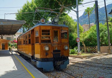 Soller, MALLORCA, İspanya - 15 Haziran 2022: Soller ve Palma Mallorca arasındaki dağlardan geçen klasik elektrik treni.
