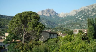 Soller Mallorca 'nın arka planda Tramuntana dağlarıyla görüntüsü.