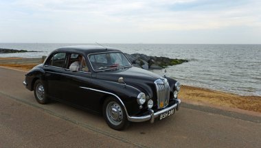 FELIXSTOWE, SUFFOLK, ENGLAND - MAYIS 01, 2022: Klasik Black MG Magnette deniz kenarında gezinti yapıyor.
