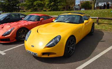 St. NEOTS, CAMBRIDGESHIRE, İngiltere - 25 Nisan 2021: Klasik Sarı TVR Otomobili. 