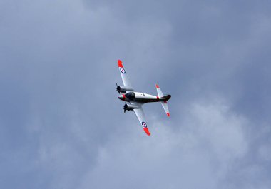 ICKwell, BEDFORDSHIRE, İngiltere - 03 Temmuz 2022: Klasik Avro C19 Anson uçağı uçuşta.