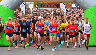 St. NEOTS, CAMBRIDGESHIRE, İngiltere - 21 Kasım 2021: St Neots Yarı Maratonu 'nun başında koşucular, 