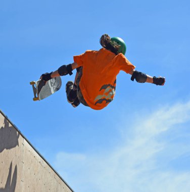 Kaykaycı Vert Ramp 'te yakalama hareketi yapıyor..