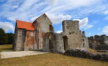 CASTLE ACRE, NORFOLK, İngiltere - 15 Temmuz 2022: güneşli bir günde Castle Acre Manastırı.